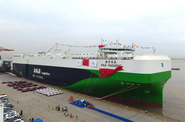 再刷紀錄！9500車位全球最大汽車運輸船上海首航赴歐