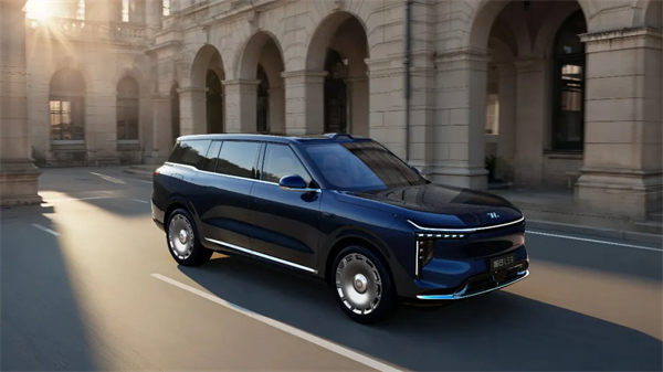 現(xiàn)在的上汽，不僅在增長(zhǎng)的快車道上，更在智能電動(dòng)時(shí)代的正中心，重新掌握了市場(chǎng)核心話語權(quán)。