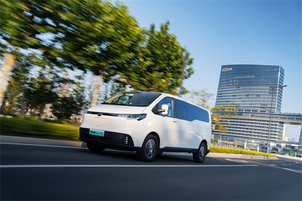 上汽大通MAXUS輕客家族“三電齊發(fā)”，大拿M1攜手2025款新途EV70、新途EV90上市發(fā)布